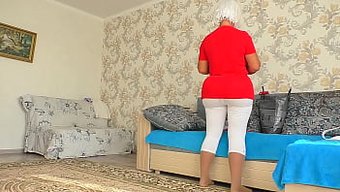 Yaşlı Üvey Anne, Üvey Oğluna Anal Ve Sakso Ile Sürpriz Yapıyor