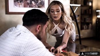 Baştan Çıkarıcı Bir Seks Bağımlısı Olan Charlotte Sins, Terapisti Seth Gamble'I Bdsm Seansında Ona Hükmetmeye Ikna Ediyor