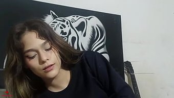 Küçük Üvey Kız Kardeşimle Hardcore Seks Yapıyorum Ve Onu Spermimle Dolduruyorum. H.L.