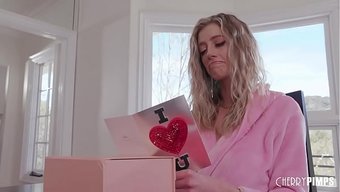 Büyük Memeli Ateşli Eş Barbie Feels, Köpek Pozisyonunda Sıcak Bir Irklararası Seks Şeklinde Siyah Bir Sik Yıldönümü Hediyesi Alıyor.
