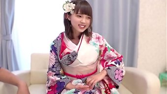 Genç Bir Japon Kız, Reşit Olma Töreninden Sonra Fotoğraflandı.