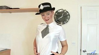Göğüslü Milf Büyük Dildoyla Tek Başına Oyunun Tadını Çıkarıyor