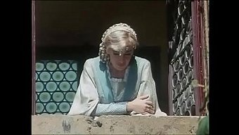 Tüylü Italyan Porno Yıldızı Retro Tarzında