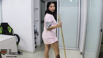 Göğüslü Üvey Kız Kardeş, Doğal Göğüsleri Ve Meme Uçlarıyla Baştan Çıkarıyor Ve Memnun Ediyor