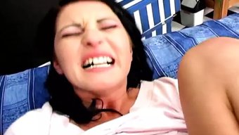 Azgın Bir Bebek'In Büyük Doğal Göğüsleri Ve Traşlı Amı Spermlerle Dolu