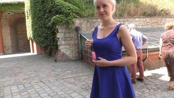 Anna Mai'Nin Solo Gösterisi: Genç (18+) Halka Açıkta Mastürbasyon Yapıyor Ve Boşalıyor