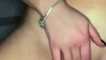 Büyük Göğüslü Milf, Vahşi Bir Üçlüde Iki Adamla Başa Çıkıyor