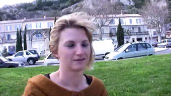 Büyük Göğüslü Genç Kız Yakın Çekim Bir Videoda Baştan Çıkarılıyor Ve Sert Bir Şekilde Beceriliyor