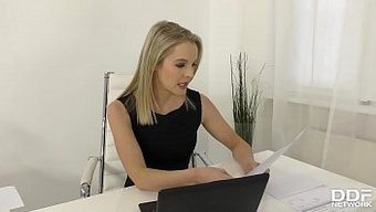 Tiffany Tatum Ve Rose, Derin Boğaz Eylemiyle Vahşi Bir Ofis Üçlüsü Yapıyorlar