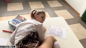 Avrupalı Üniversite Öğrencisi Eva Elfie Yurt Odasında Yaramaz Oluyor