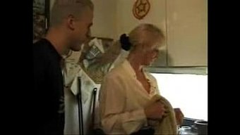 Alman Aile Üçlüsü, Dost Canlısı Milf Ve Iki Erkeği Ev Yapımı Videoda Içeriyor