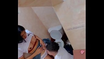 Öğrenciler, Okul Tuvaletinde Yoğun Seks Yaparken Erkek Bir Kadının Ağzına Boşalırken Yakalandı. Muhteşem Amatör Görüntüler