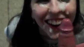 Amatör Blowjob, Yüzüne Boşalma Ile Sona Eriyor