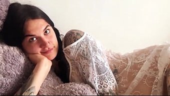 Üvey Kız Kardeşin Oral Becerileri Ve Sıkı Amı, Tatmin Edici Bir Seansa Yol Açıyor