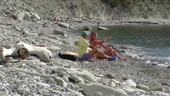Bir Blogcu, Seyahatinde Bir Nudist Ile Tanıştı Ve Plajda Seks Yaptı.
