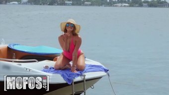 Kenzie Madison'In Küçük Memeli Sarışın Oliver Flynn Ile Halka Açık Pov Deneyimi