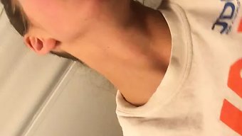 Aldatan Eski Kız Arkadaş, Cowgirl Pozisyonunda Sikişmekten Ve Bir Fahişe Olmaktan Keyif Alıyor