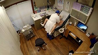 Gerçek Bir Latin Porno Yıldızı, Tıbbi Test Videosunda Sertleşiyor Ve Tıraş Oluyor.
