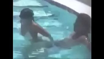 Bikinili Çift Sıcak Havuzda Anal Seks Yapıyor