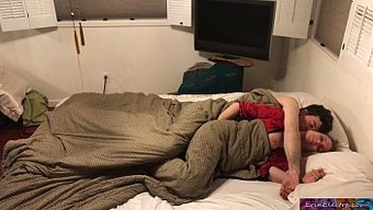 Milf Üvey Anne, Üvey Oğluyla Yüz Sikişi Ve Arkadan Seksin Tadını Çıkarıyor