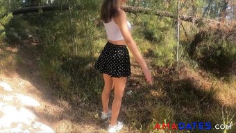 Üvey Erkek Kardeşim Beni Ormana Baştan Çıkarıyor Ve Derin Bir Şekilde Boğazıma Alıyor