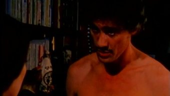 Retro Porno Yıldızı, Klasik Sahnede Devasa Yarrağını Gösteriyor
