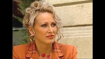 Sarışın Bomba Mandy Bright Havuzda Çift Penetrasyon Yaşıyor