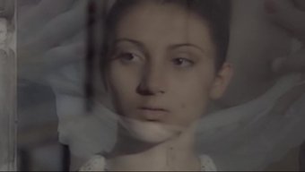 Olgun Avrupalı Anne Bella Donne, Sarah Fosterman Ile Yaramazlık Yapıyor