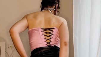Olgun Bayan Oups, Poposunda Zincirli Bir Dildo Keyfi Çıkarıyor