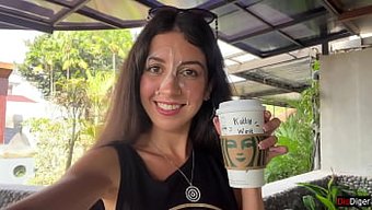 Katty West'In Meşgul Bir Starbucks Banyosunda Cesur Boşalması