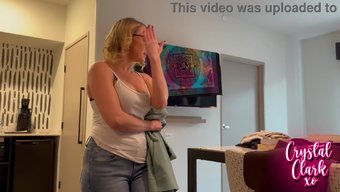 Güzel Sarışın Üvey Anne, Oliver Faze'E Yurt Odasında Oral Seks Yapıyor.