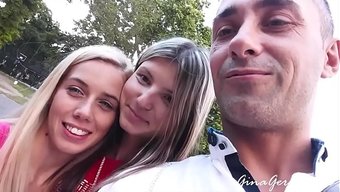 Iki Tatlı Kız, Gina Ve Nesty, Evde Arkadaşlarıyla Eğleniyor.