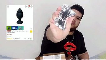 Fernando Devil, Seks Oyuncağı Dükkanını Açıyor Ve Ilk Seçimi Ağırlıyor.