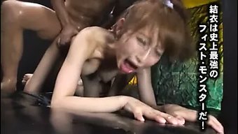 Japon Kız Yui Misaki, Kuğu Kostümüyle Amını Yumrukluyor
