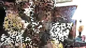 Gözlüklü Genç Kız Babasıyla Tutkulu Bir Seksin Tadını Çıkarıyor