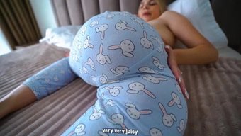 Üvey Annenin Sabah Mastürbasyon Seansı, Üvey Oğluyla Ateşli Bir Ilişkiye Yol Açıyor.