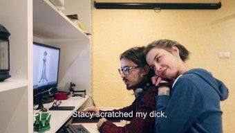 Nerd, Üvey Kız Kardeşi Tarafından Rol Yapma Videosunda Beceriliyor