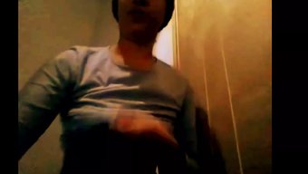 Amatör Genç (18+), Ev Yapımı Bir Videoda Kahkaha Atıyor Ve Squirt Yapıyor