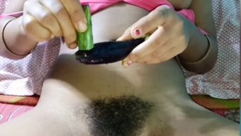 Hintli Genç Brinjal Ile Mastürbasyon Yapıyor (Bölüm-2)