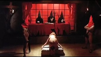 Şeytan'In Vintage Bebeği Retro Bir Videoda Kırbaçlanıyor Ve Sikişiyor