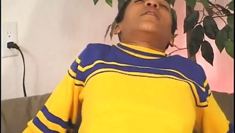 Ateşli Siyahi Amigo Kız, Salonda Hayranına Harika Bir Oral Yapıyor.