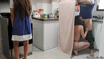 Aldatan Karısı Kocası Ve Arkadaşı Tarafından Yakalanıyor