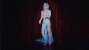 Vintage, Sallanan Göğüslü Amerikalı Dansçı, Klasik Üstsüz Dansla Tahrik Ediyor