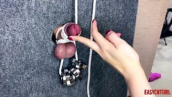 Fantezi Seven Üvey Kız Kardeş Ve Arkadaşları Ev Yapımı Videoda Penis Ve Testisleri Tahrik Ediyor Ve Işkence Ediyorlar