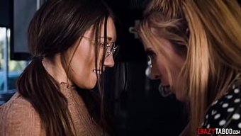 Aiden Ashley Ve Islak Genç Maya Woulfe Arasında Öpüşme, Am Oyunu Ve Sikiş Içeren Bir Lezbiyen Karşılaşma