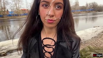 Spermlerle Kaplı Bir Kız, Fantezi Dolu Cumwalk Videosunda Parkta Yürüyor