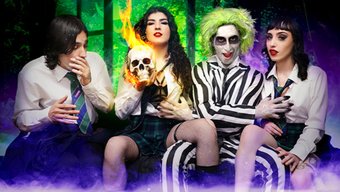 Beetlejuice Kostümlü Dost Canlısı Kızlar Grup Seks Orgy'De Çılgına Dönüyor.