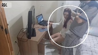Bakımcı, Işini Bitirince Ev Hanımının Deliklerini Kontrol Ediyor.