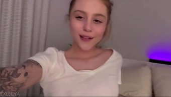 Tatlı Sarışın Güzellik Zxlecya, Ateşli Bir Ev Yapımı Videoda Atletik Yeteneğini Sergiliyor.