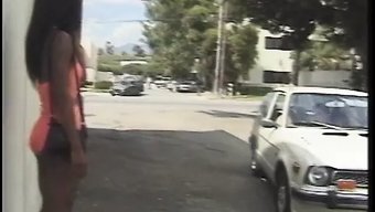 Esmer Afrikalı Genç, Pov Bir Videoda Sakso Çekiyor Ve Arkadan Alıyor